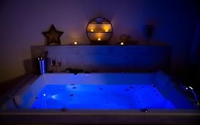 Le Mas Aux Amoureux , Suite Romantique Et Spa